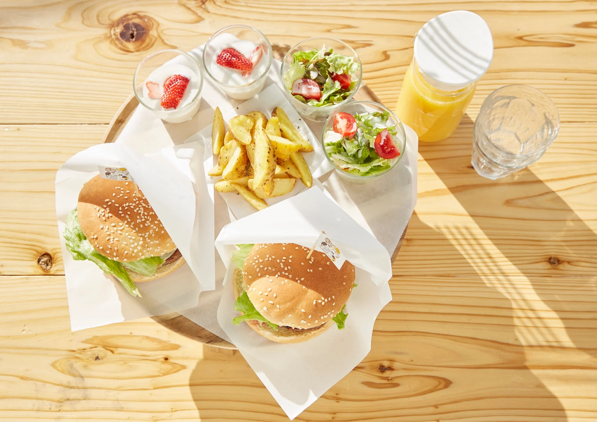 朝食のハンバーガーとポテト、サラダ