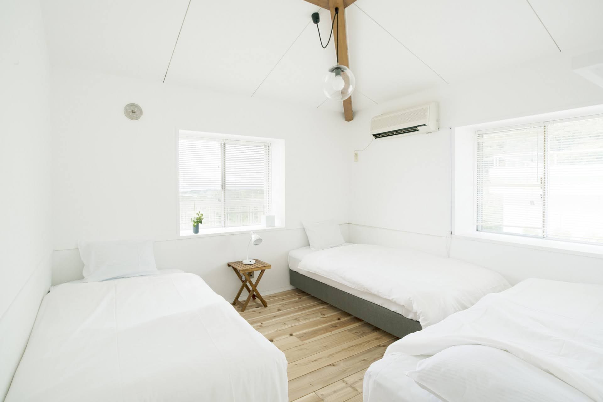 Triple room with three white beds